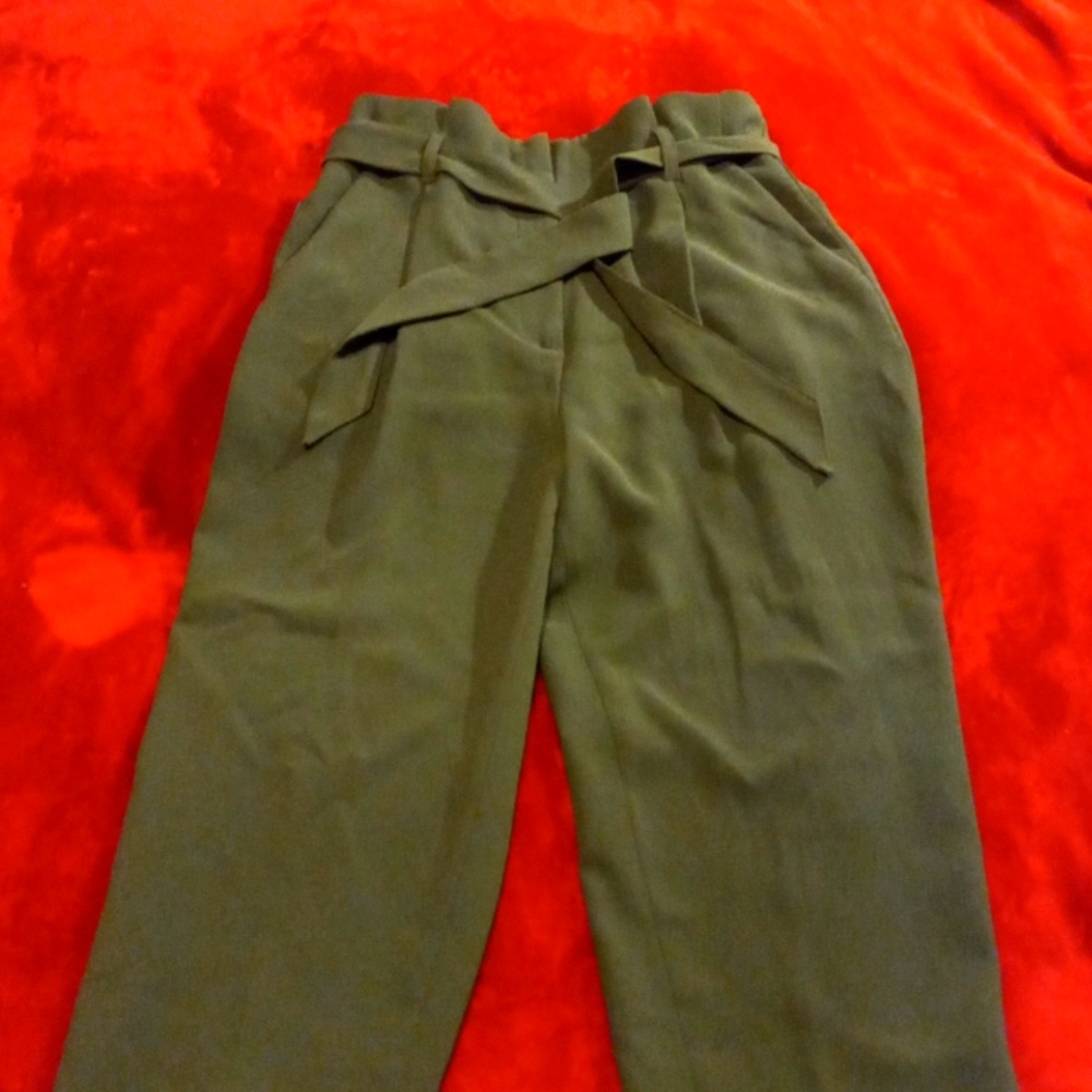 H&M Size 2. Olive Wide leg dress pants. Belt included. EUC